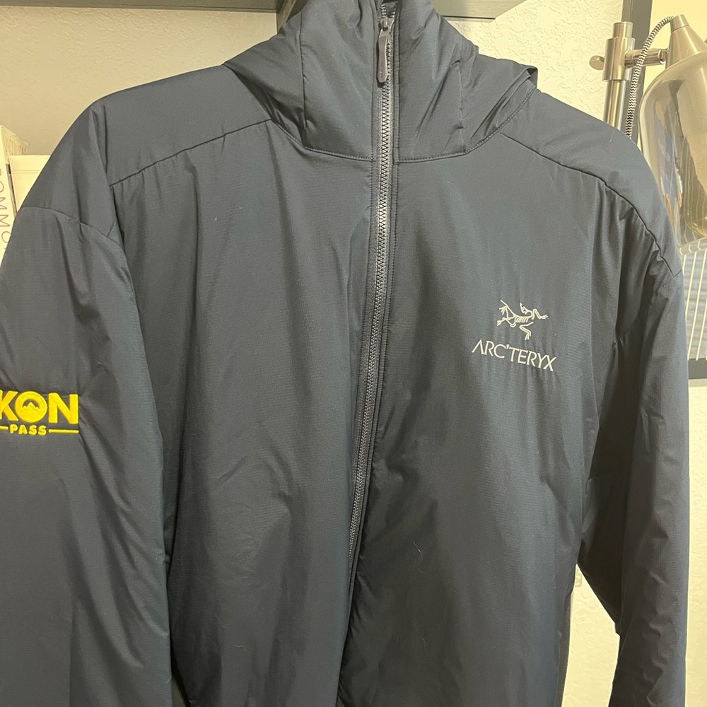 Arc’Teryx Men’s ATOM Hoodie with IKON Pass embroidery. Size XL Mint condition